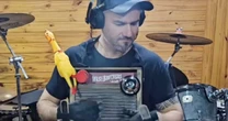 Baterista brasileiro ganha concurso do Metallica usando tábua de lavar e galinha de borracha