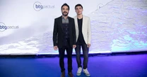 Filho caçula de Caio Blat chama atenção por altura e semelhança com pai em rara aparição em evento no RJ