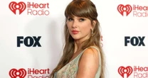 Taylor Swift segura lágrimas e agradece à família no Hall da Fama dos Compositores: 'Razão pela qual estou aqui'