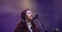 Hozier se afasta do chavão de 'criatura mística' para entregar show humano e emocionante em SP