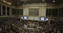 Instabilidade na França ameaça influência de Paris na União Europeia, avalia cientista político