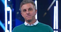 Domingão tem perrengue ao vivo e Luciano Huck improvisa para segurar a situação