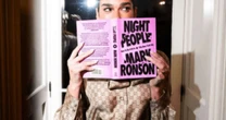 Dua Lipa inaugura biblioteca que reúne obras censuradas ou proibidas; veja lista de livros