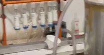 Polícia apreende mais de 17,7 mil vodkas e gin falsificados em destilaria clandestina