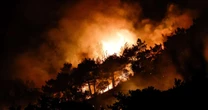 Mulher é presa suspeita de causar incêndio florestal em ilha na Grécia: 'Ela estava fumando'