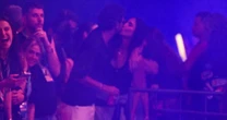 Ivete Sangalo e empresário Tiago Maia são flagrados aos beijos em show do Belo