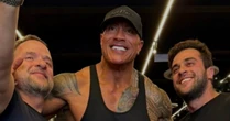 Dwayne Johnson, o 'The Rock', visita academia no Humaitá em passagem pelo Rio de Janeiro