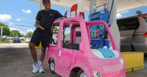 Preços altos da gasolina levam norte-americanos a improvisar, desde ônibus até carros de brinquedo