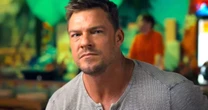 "Tudo dói, mas eu amo": Alan Ritchson rejeita conselhos de médicos para "desacelerar" com Reacher e Um Dia Fora de Controle