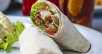 Cliente diz ter encontrado ponta de dedo humano em wrap de frango em restaurante