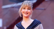 Jennifer Lawrence recusou ter suas celulites apagadas das cenas de nudez em 'Morra, Amor'