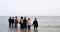 UE aprova regras mais duras para deportação de migrantes e criação de centros de retorno fora da Europa