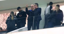 Aliados de Bolsonaro criticam Moraes por gesto obsceno no jogo do Corinthians: 'Isso é postura?'