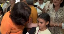 Menina surpreende repórter da Globo ao vivo ao chorar e falar da mãe falecida: 'Eu quero muito ter uma'