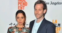 Aubrey Plaza diz que luto é 'um imenso oceano de desgraça' após morte do marido, Jeff Baena