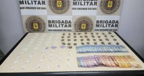 Brigada Militar acompanha veículo de Alvorada a Gravataí, prende um homem por tráfico de entorpecentes e outro por porte ilegal de arma de fogo, em Alvorada