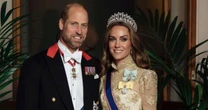 Kate Middleton arrasa com look dourado e tiara de princesa em jantar especial