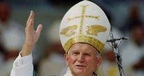 Papa João Paulo II foi ator, perdeu os pais muito cedo e paixão em comum liga polonês a Francisco e Leão XIV. Veja 7 curiosidades