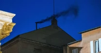 Como é feita a fumaça do Conclave? Poucos sabem, mas eleição do substituto de Papa Francisco envolve item usado para matar insetos no resultado