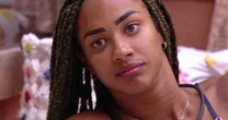 Errou? Look da ex-BBB Aline em evento chama atenção: 'Que roupa...'