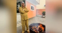 Zeca Pagodinho surge de pijama presenteado por Seu Jorge para enfrentar frio no Rio e brinca com Mariana Gross