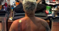 Bruno Gagliasso faz tatuagem durante viagem à Tailândia