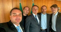 Eduardo diz que Bolsonaro não será substituído para 2026 com 'força nem chantagem'