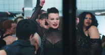 Quem é Debi Mazar, melhor amiga de Madonna que está no curta do "CONFESSIONS II"?