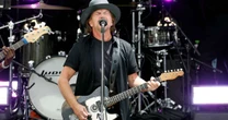 Eddie Vedder toca música inédita em inauguração do Obama Center