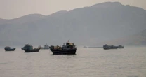 Um dia após retomada de tráfego, Irã impõe novas regras a navios e reduz fluxo no estreito de Ormuz