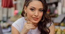 VÍDEO: Sem saber que estava ao vivo, Beatriz Reis atende ligação enquanto fazia número 2