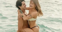 Luísa Sonza e namorado surgem juntos em clima de romance na praia