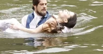 Salvem Lívia! Resumo de 'Além do Tempo' (29 de junho a 4 de julho) traz desespero de Felipe com afogamento da mocinha e armadilha mortal para Vitória com remédio trocado