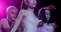 Ariana Grande canta em show que tem outras músicas sobre o ex Ricky Alvarez: "Ainda são incríveis"