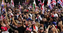 Marcha da extrema direita toma o centro de Londres por 'liberdade de expressão' e 'contra imigrantes"