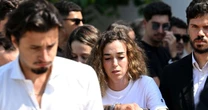 Devastada, mulher de Diogo Jota chora ao carregar caixão do marido após trágica morte do jogador do Liverpool em acidente na Espanha
