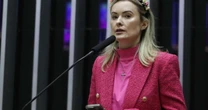 Quem é a deputada que levou bebê de 4 meses para o protesto o plenário da Câmara