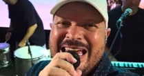 Morre cantor Adriano Alves, da Banda Bereguedê, aos 42 anos
