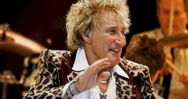 Rod Stewart precisa de tanque de oxigênio após quase desmaiar no palco. Veja