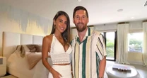 149 m² com sala de estar integrada, cama king size estofada e ambiente de boutique exclusiva: é assim o quarto de Lionel Messi e Antonela Roccuzzo em mansão milionária de Miami