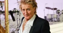 Rod Stewart faz show com tanque de oxigênio após quase desmaiar no palco