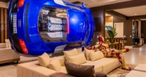 Virginia exibe mansão de luxo com carro na sala e diária milionária