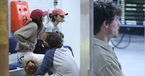 Viagem de casal: Bruna Marquezine embarca com Shawn Mendes, Sasha e João Lucas no Rio; atriz e melhor amiga combinam acessório em fotos