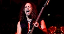 Metallica: Kirk Hammett cai do palco durante show em Dublin. Veja
