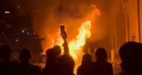 Bolonha, na Itália, vive noite brutal durante confronto entre agentes e manifestantes