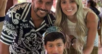 Ex-jogador é massacrado por deixar filho de 8 anos usar vestido