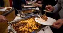 Buffet terá que indenizar casal que teve comida estragada servida durante casamento