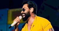 Cantor Pablo é atingido por lata durante show de São João na Bahia. Veja