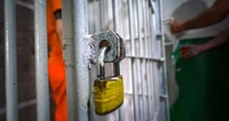 Ataque a tiros atinge antena de bloqueadores de celulares em Penitenciária do RS