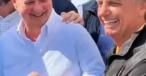 Bolsonaro presenteia Kassab com "medalha imbrochável" durante evento em SP